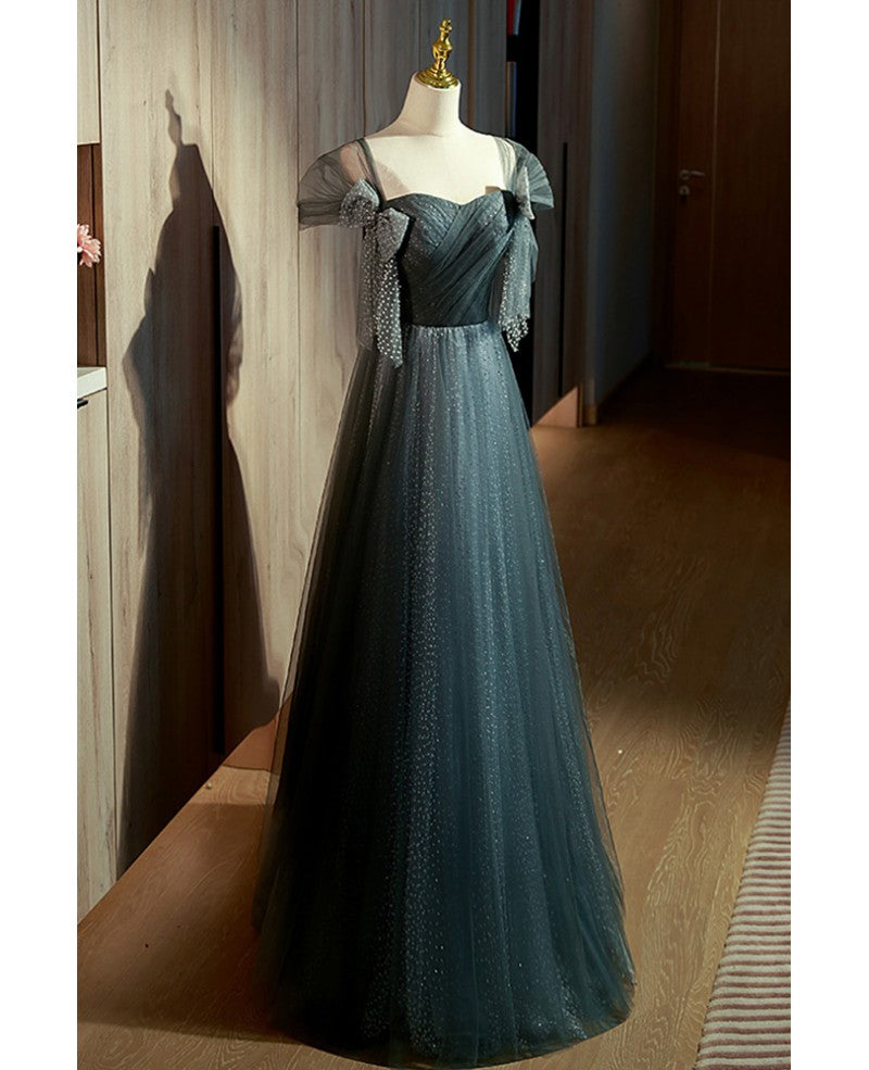 Vestido de fiesta azul tinta único con lentejuelas, hombros descubiertos, manga corta, corte en A, espalda descubierta, lazo anudado y largo hasta el suelo.